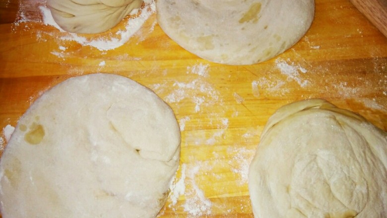 家常发面饼,1、根据饼的大少切段，卷、叠、擀成饼，饼厚层多。
2、切小段，捏紧两端、对折，包入糖或豆沙，即为发面糖饼、发面豆沙饼。