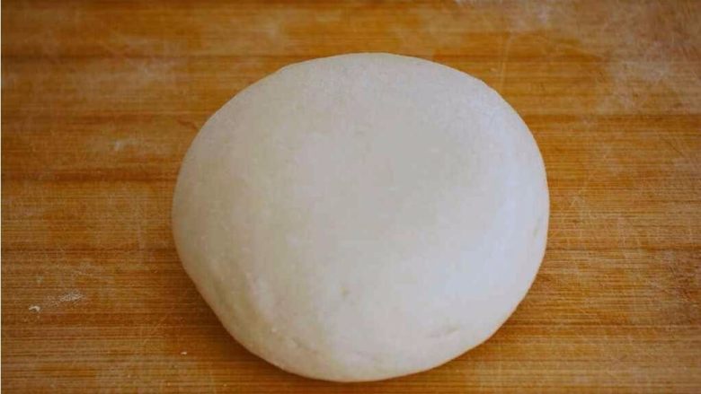 饺子皮可以做烤鸭饼,这是包饺子剩余的面团。
当然你也可以和面，和做饺子和面方式一至。
不会的可以留言，私下讨论。
