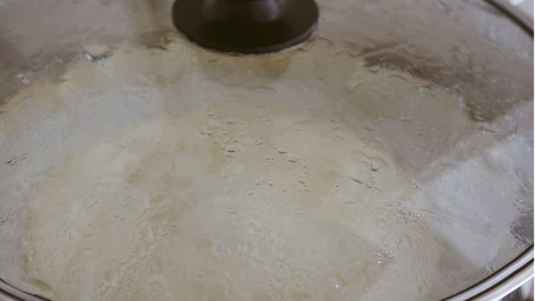 饺子皮可以做烤鸭饼, 蒸好的饼会大面积的都鼓起来，关火，静置两分钟即可开锅。
开盖的时候注意蒸汽水不要直接滴到饼坯上。否者第一张会变软。
