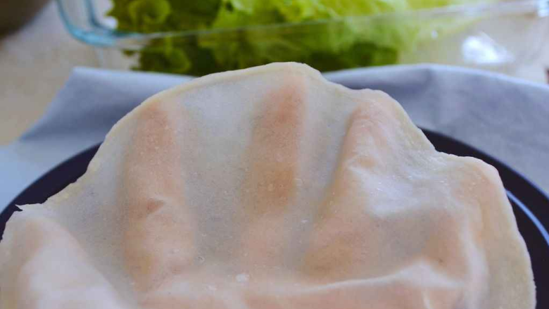 饺子皮可以做烤鸭饼,做面包的手套膜也就差不多这样吧~
而且还可以做的更薄，只是我觉得必要性不大！
