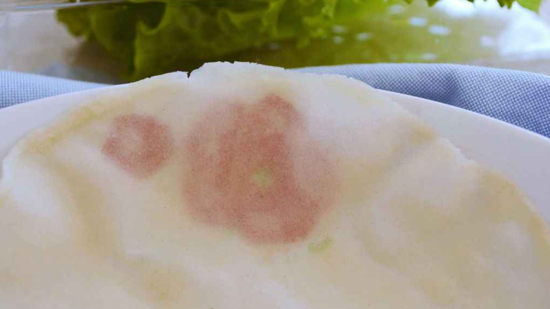 饺子皮可以做烤鸭饼,这是打开后的样子，盘子上的图案可以很清洗的透过。