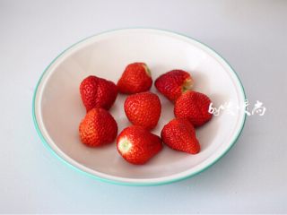 草莓大福,蒸糯米糊的时间将草莓洗净去蒂，用厨房纸巾吸干表面水分。