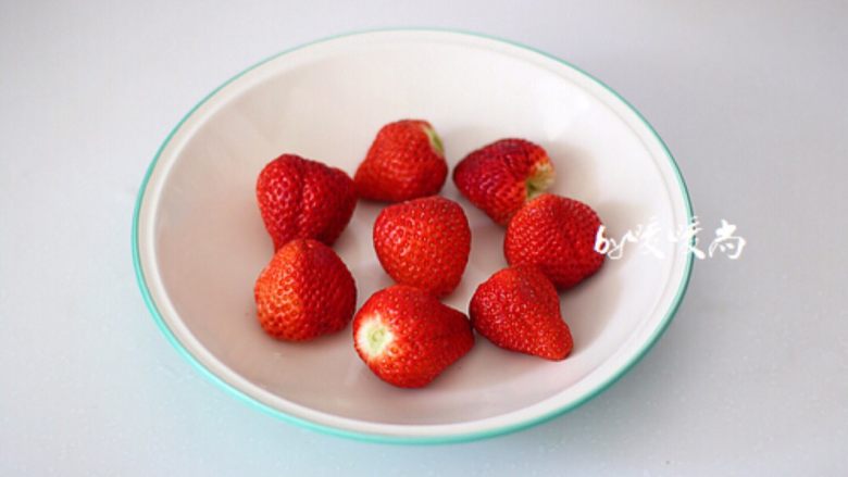 草莓大福,蒸糯米糊的时间将<a style='color:red;display:inline-block;' href='/shicai/ 592'>草莓</a>洗净去蒂，用厨房纸巾吸干表面水分。