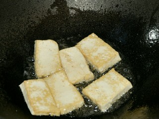 麻辣烫,锅中油热后放入豆腐，煎至表面金黄后盛出。