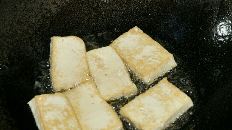 麻辣烫,锅中油热后放入豆腐，煎至表面金黄后盛出。