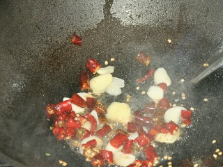 麻辣烫,锅中油热后放入姜、蒜片和辣椒爆香。