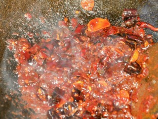 麻辣烫,再放入郫县豆瓣和白糖，炒出红油后烹入料酒。