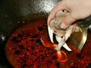 麻辣烫,放入平菇和菜花。