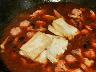 麻辣烫,再次烧开后放豆腐和肉片。
