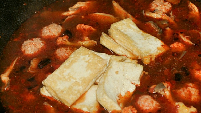 麻辣烫,再次烧开后放豆腐和肉片。