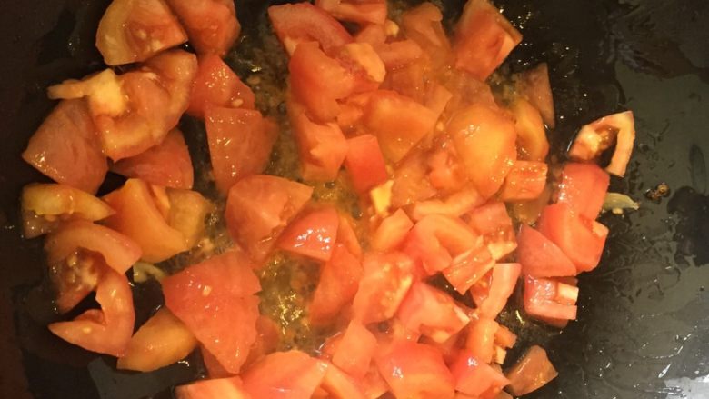私享·番茄牛肉包,加入番茄煸炒至出水