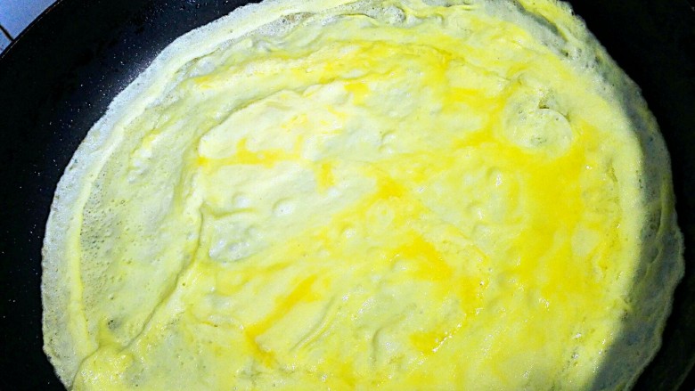 芦笋鸡蛋卷(棒棒糖版),将蛋液摊成薄薄的鸡蛋饼