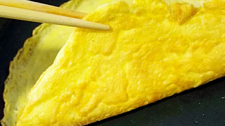 芦笋鸡蛋卷(棒棒糖版),小火煎两面金黄就可以出锅了