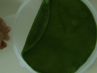 渐变色抹茶千层蛋糕,再做几张纯的抹茶面皮。这样就有原色面皮，浅绿色面皮，深绿色面皮。