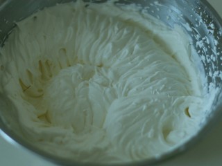 渐变色抹茶千层蛋糕,淡奶油加糖粉打发到裱花状态。