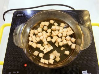 宝宝辅食：红薯挤挤面-10M+,准备一个汤锅，倒入350ml左右的清水加热，倒入提前切好的红薯丁，小宝宝食用，红薯丁可以切小一点。