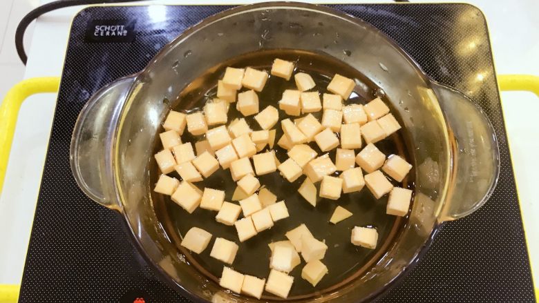 宝宝辅食：红薯挤挤面-10M+,准备一个汤锅，倒入350ml左右的清水加热，倒入提前切好的红薯丁，小宝宝食用，红薯丁可以切小一点。