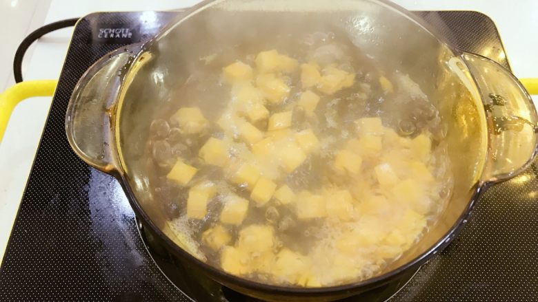 宝宝辅食：红薯挤挤面-10M+,加热直至红薯丁八-九成熟，用手捏可以捏碎为止。