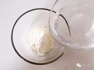 宝宝辅食：红薯挤挤面-10M+,在面粉中加入凉白开，边加水边搅拌。