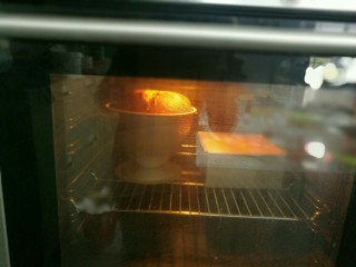 做芭比蛋糕的关键是什么,烤箱预热，160℃ 48分钟左右，烤好立即取出倒扣。