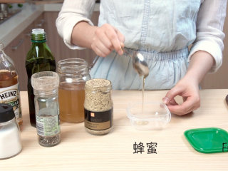 金枪鱼 意面沙拉（视频菜谱）,将橄榄油、芥末籽酱、蜂蜜、苹果醋（2:1:1:1），盐、黑胡椒倒入小盒子
