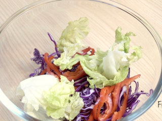 金枪鱼 意面沙拉（视频菜谱）,胡萝卜、紫甘蓝、甜椒切成丝，生菜撕碎