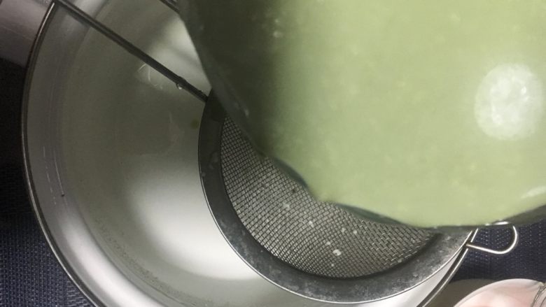 日式抹茶豆腐奶冻,过滤一遍