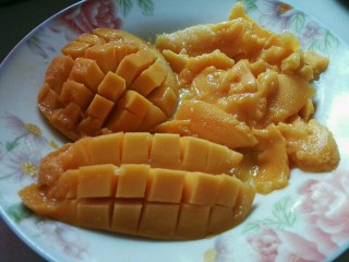 芒果酸奶布丁,芒果洗净，取肉，其中一半切成果肉丁