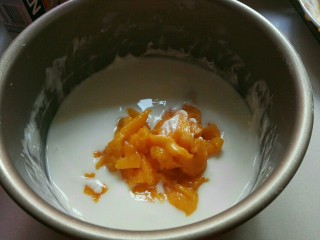 芒果酸奶布丁,将果肉跟酸奶混合一起