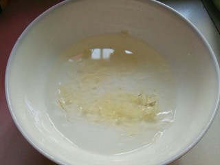 芒果酸奶布丁,吉利丁片用冰水泡软