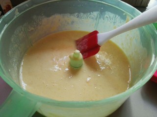 芒果酸奶布丁,稍微晾凉以后跟果浆混合一起，搅拌均匀；