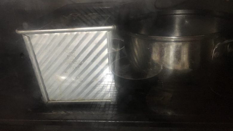 红糖肉桂吐司,烤箱开发酵功能，并放入一碗开水增加湿度