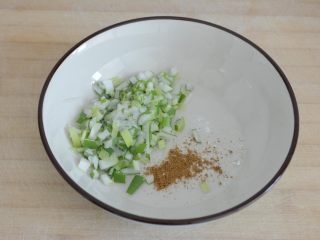 外酥里嫩的葱油饼（超多细节）,把葱碎放如盐，十三香，以及小苏打.
盐和十三香可以跟进每份人口味适量调整~
小苏打仅要一个没泡发的绿豆大小即可~