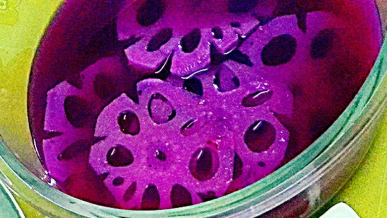 糖醋双色藕片,这样陆续切好就直接放紫甘蓝汁里盖上盖子冷藏浸泡了，这张是泡好的