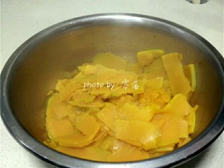 南瓜豆沙丸子,南瓜去皮去瓤洗净后，切片，上锅蒸熟；
