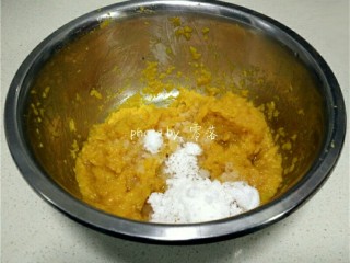 南瓜豆沙丸子,蒸熟的南瓜用勺子捣成南瓜泥后，同绵白糖混合，搅拌均匀；