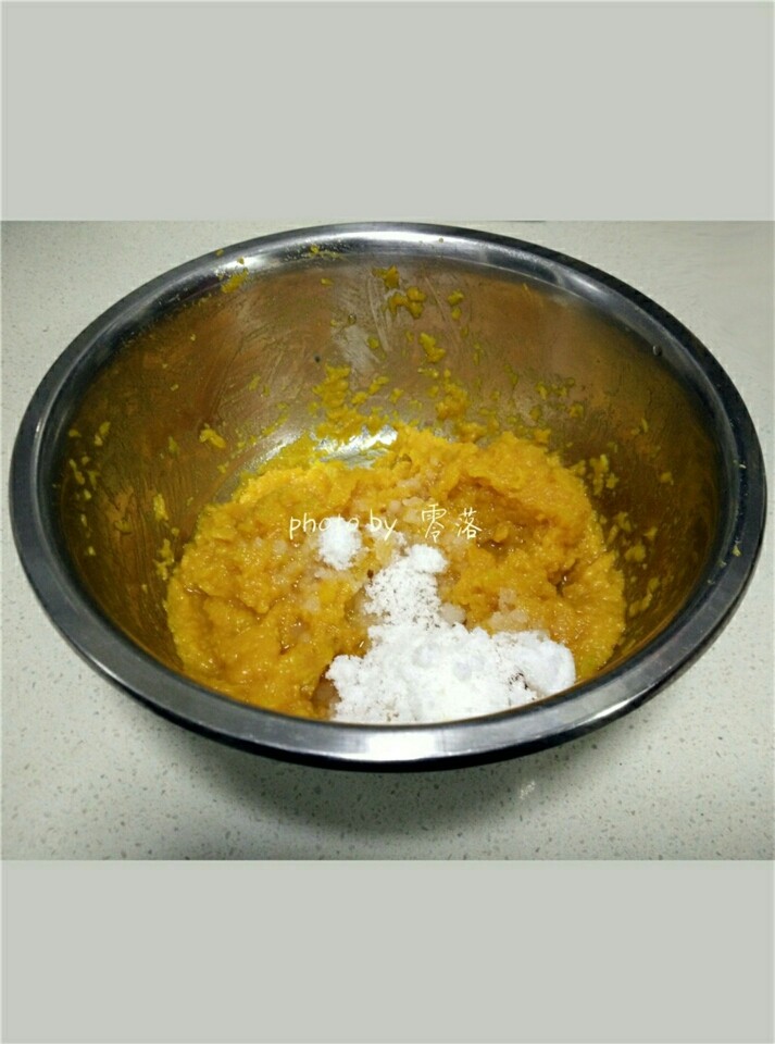 南瓜豆沙丸子,蒸熟的南瓜用勺子捣成南瓜泥后，同绵白糖混合，搅拌均匀；