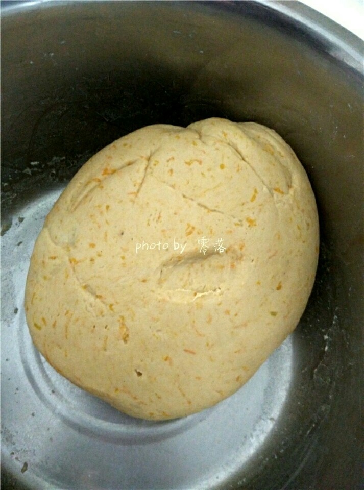 南瓜豆沙丸子,调入面粉，糯米粉，合成一个柔软光滑的面团，盖上保鲜膜静置5分钟；