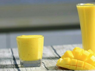 芒果奶昔,搅打1分钟倒入玻璃杯中即可饮用。