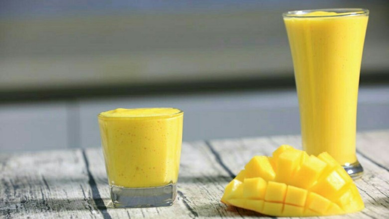 芒果奶昔,搅打1分钟倒入玻璃杯中即可饮用。