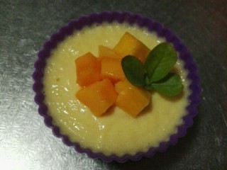 芒果酸奶布丁,冷藏后可可装饰芒果粒