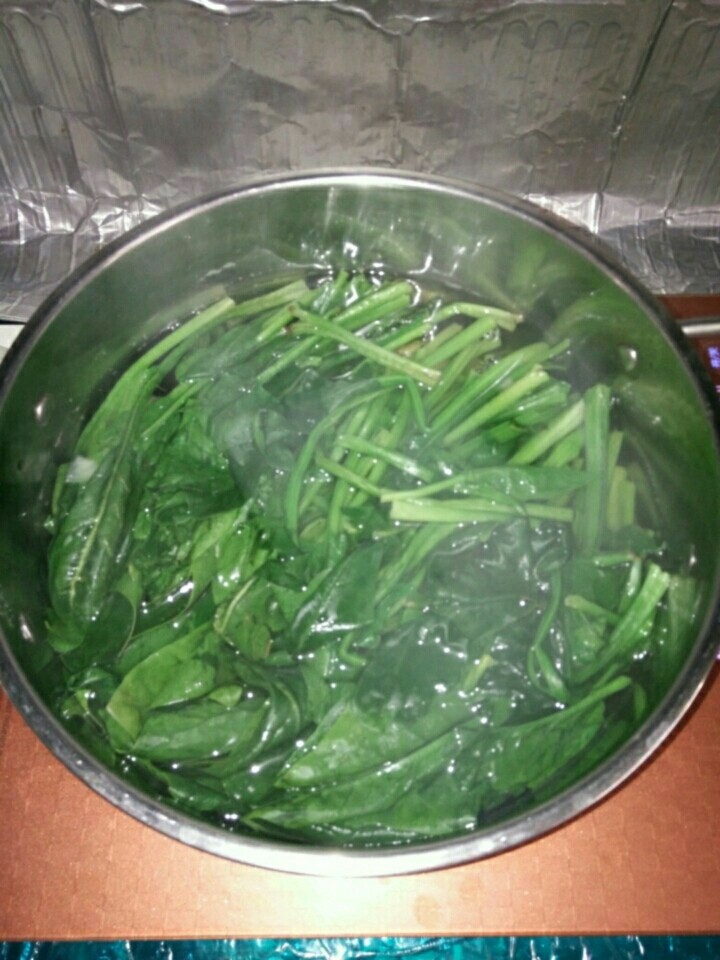 陈醋菠菜花生米,水里放少量盐，水沸时放入菠菜，焯水1分钟左右。