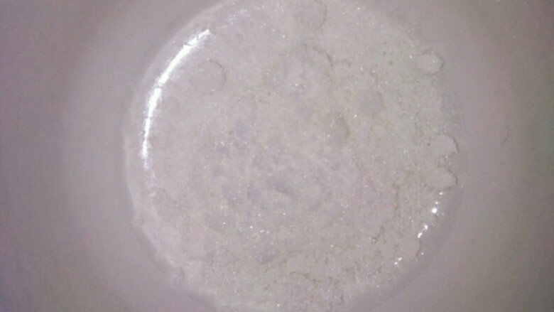 陈醋菠菜花生米,小碗内放糖。