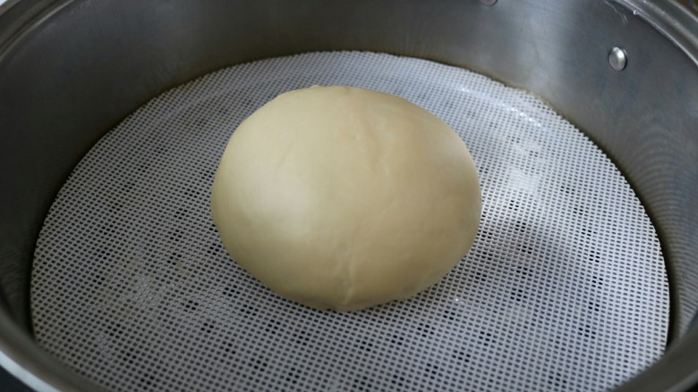 ≈千层花朵面包≈,把面团滚圆，放入温暖密闭的地方发酵（我做的时候是冬天，所以放在温水锅中发酵，大概用了30分钟）