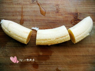 燕麦脆皮香蕉卷,香蕉去皮，平均切成三份