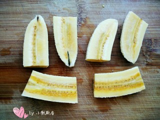 燕麦脆皮香蕉卷,再从中间切一刀，把香蕉段一分为二