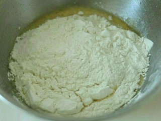 蜂蜜椰奶松饼,加入1中的粉类混合拌匀。