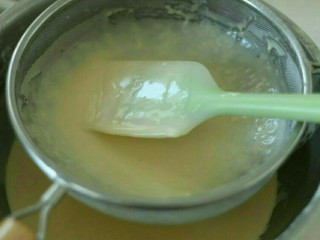 蜂蜜椰奶松饼,加入牛奶，椰奶，蜂蜜，融化的黄油，香草精混合，过筛面糊。静止15-20分钟。