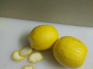 蜂蜜柠檬茶,3.把柠檬去掉头尾，切成2mm宽的薄片，去籽