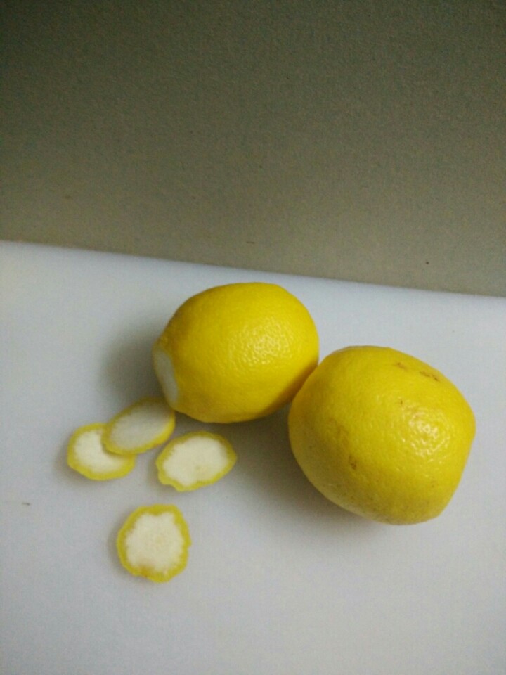 蜂蜜柠檬茶,3.把柠檬去掉头尾，切成2mm宽的薄片，去籽